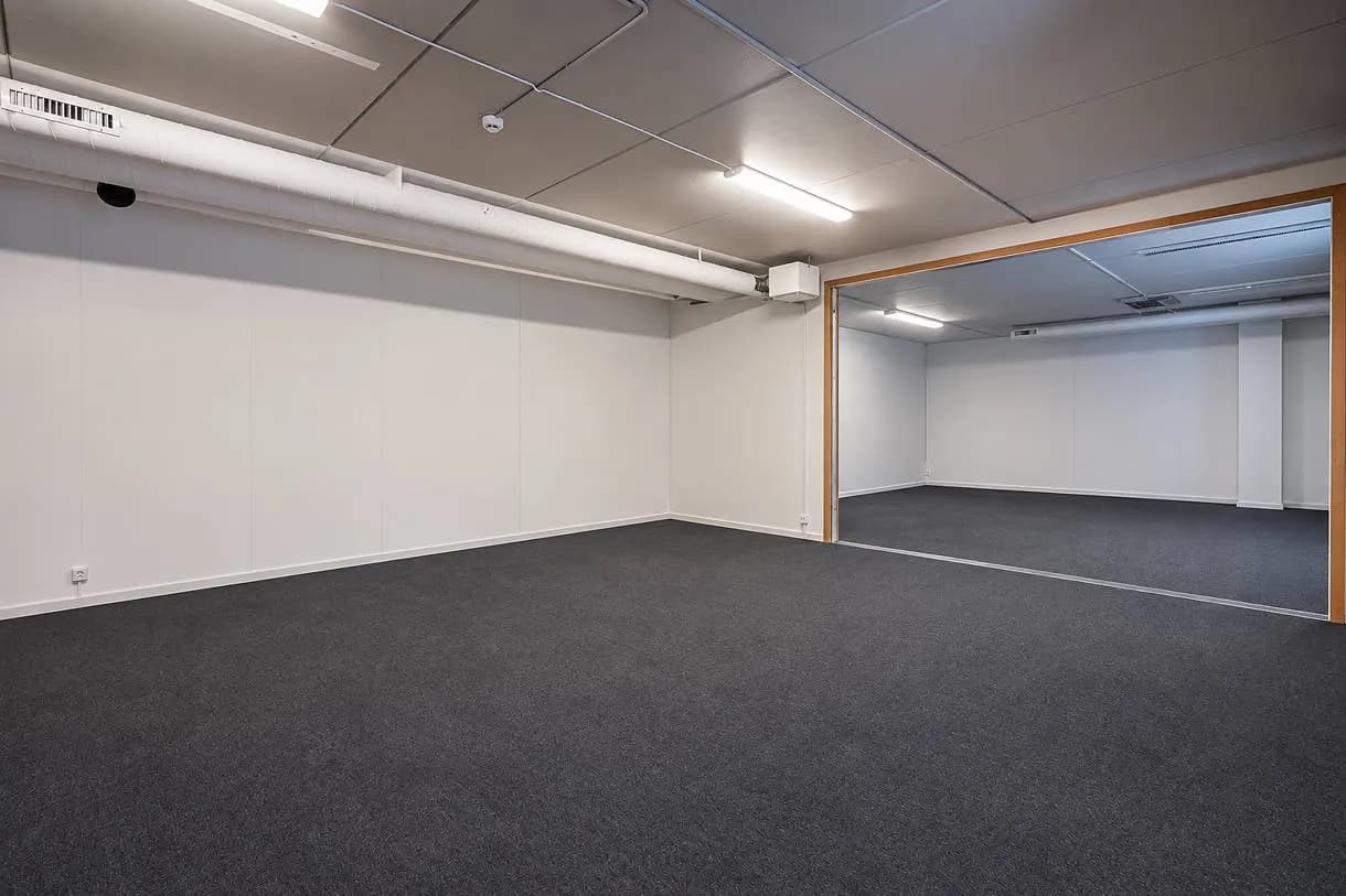 Praktisk verksamhetslokal med lagerport och kontor i Billdal – bild 2