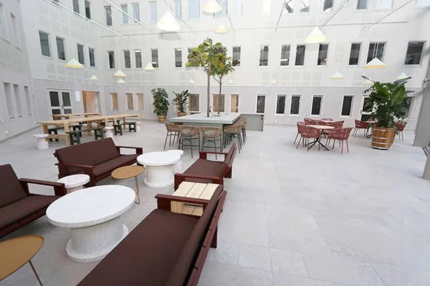 Ljust kontor högst upp i huset med utsikt mot Änggårdsbergen – bild 2
