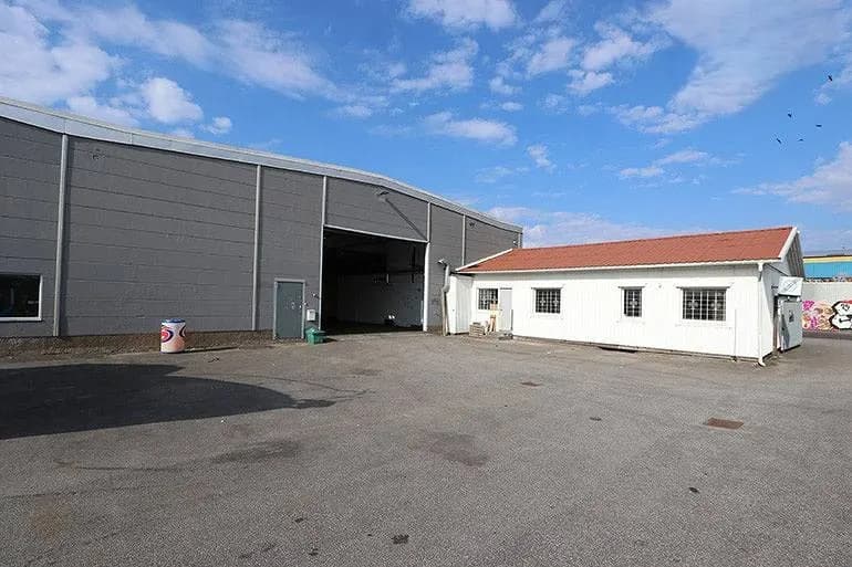 Lager och kontor med egen gårdsyta på Ringön