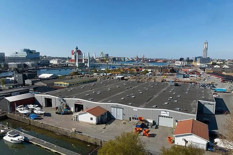 Lager och kontor med egen gårdsyta på Ringön – bild 2