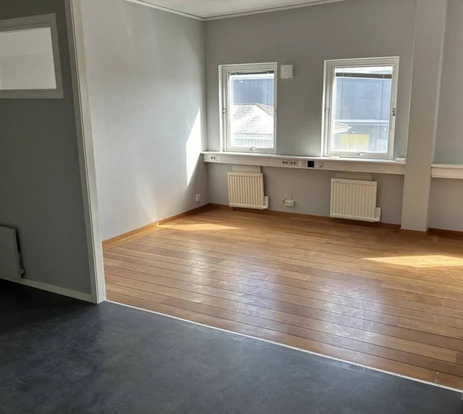 Smidigt kontor med pentry och fri parkering nära E6