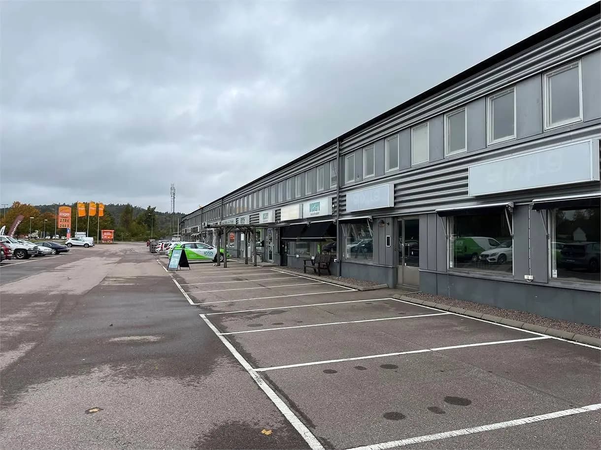 Flexibel butik och servicelokal med lager nära E6