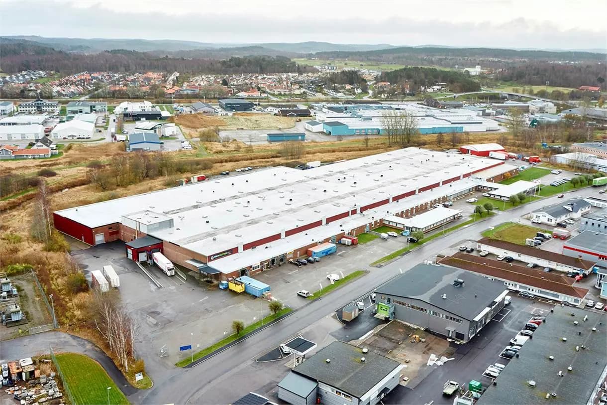 Rymlig lagerhall med sex meters takhöjd i Kungsbacka