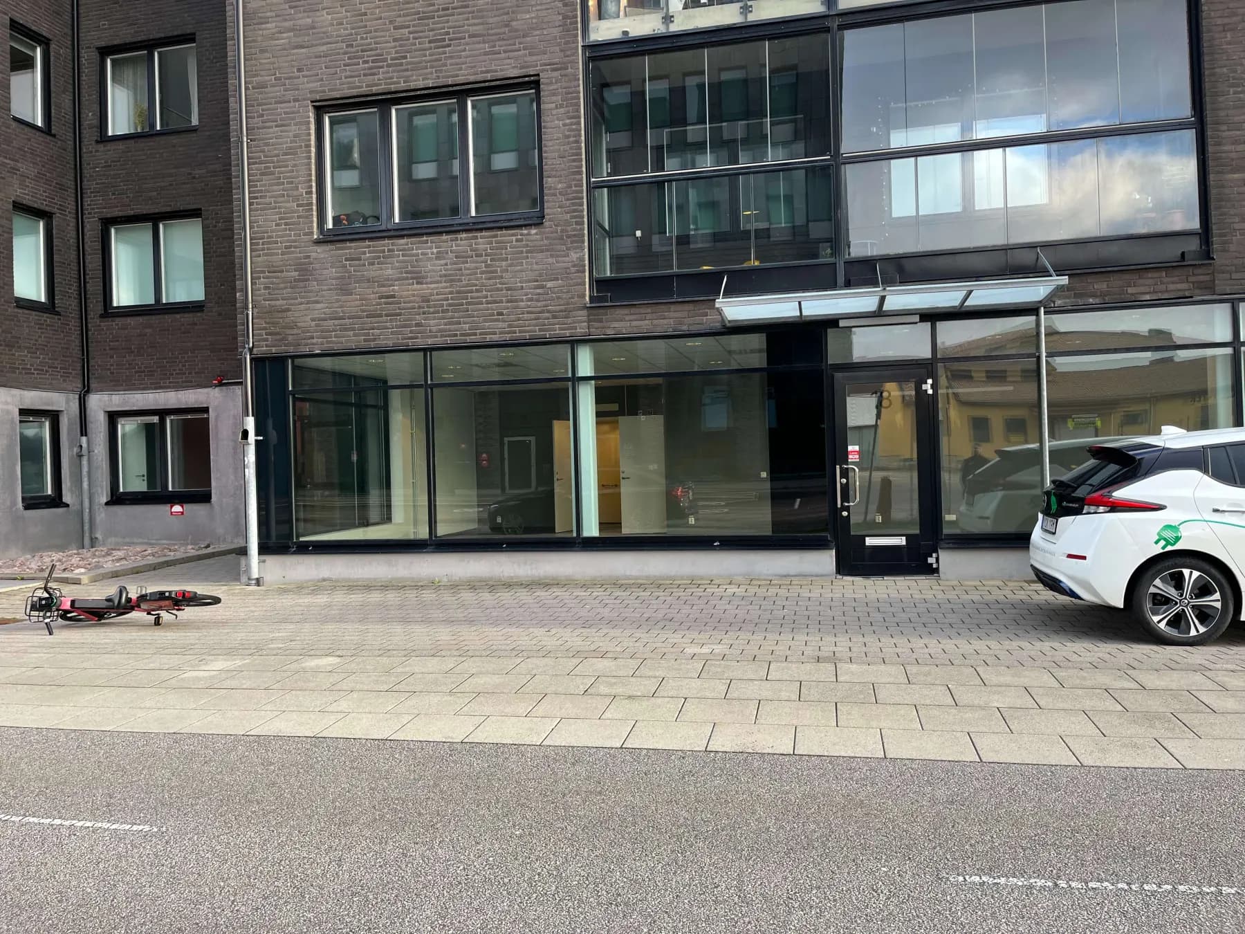 Butikslokal med stora skyltfönster på Lindholmen – bild 2