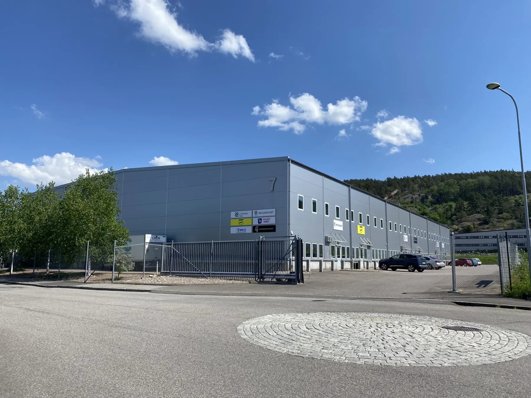 Effektiv, ljus och modern industrilokal med bra takhöjd!