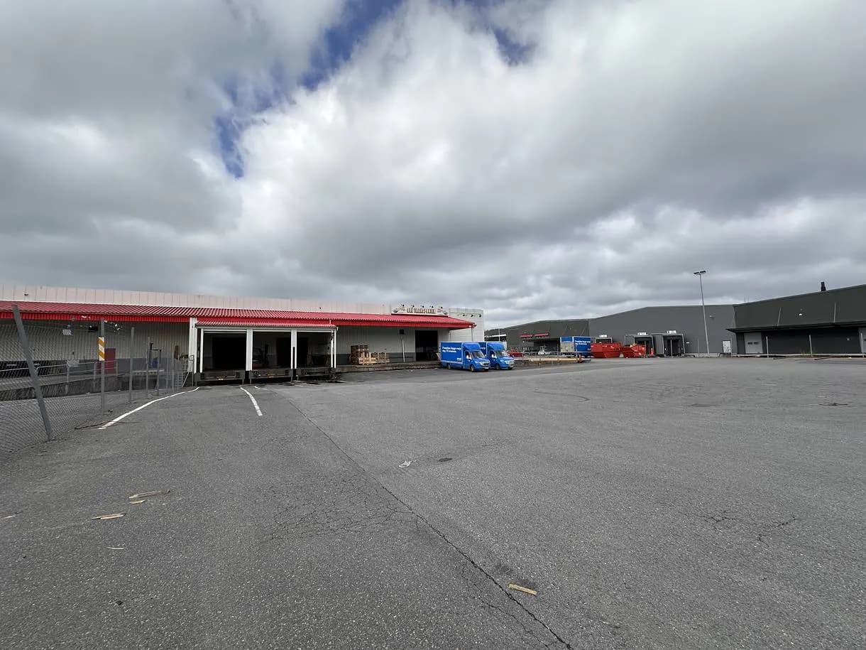 Kombifastighet med stora lagerytor och generös gårdsyta – bild 2