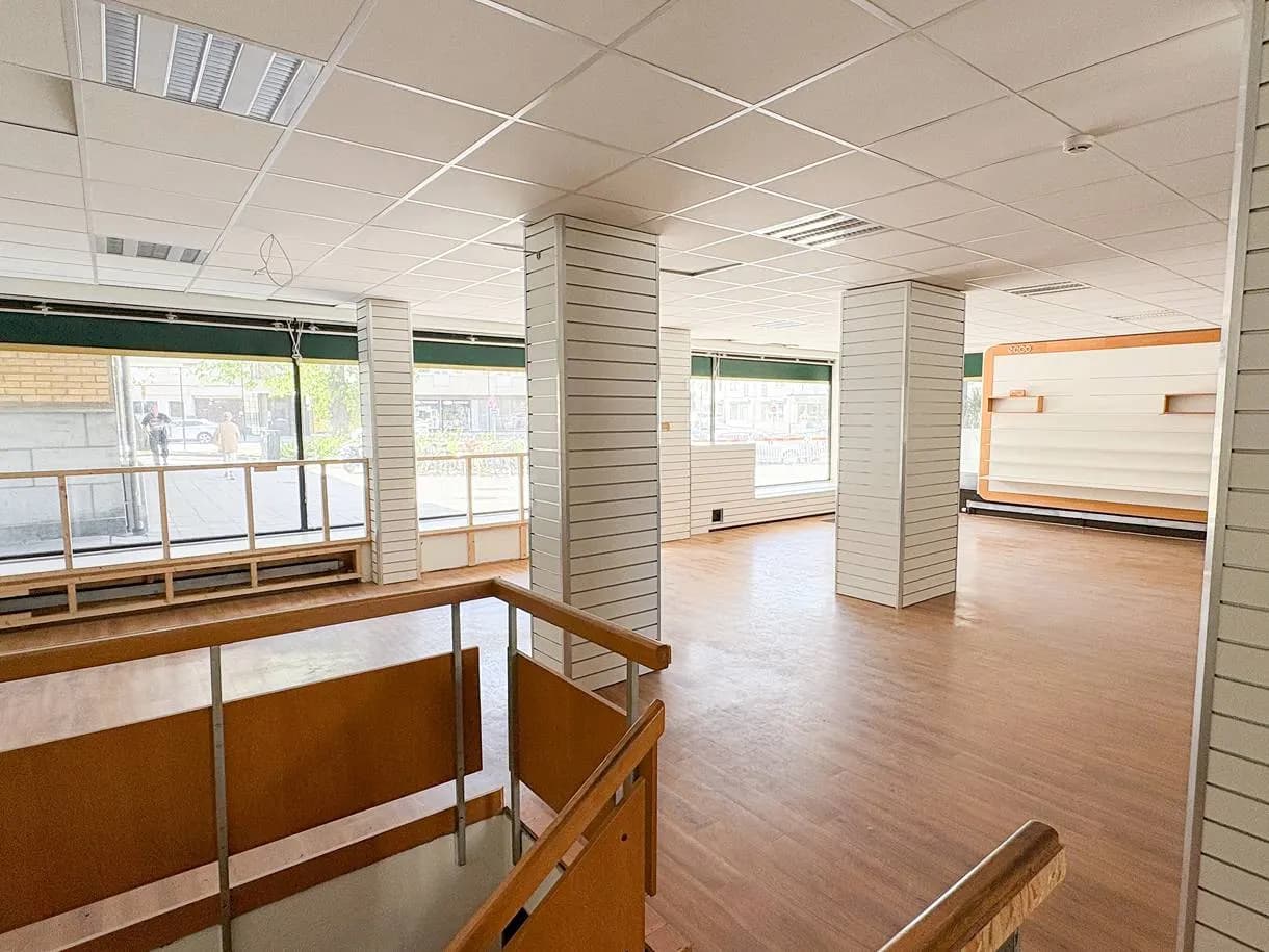 Butikslokal med lager och starkt skyltläge i innerstan – bild 2